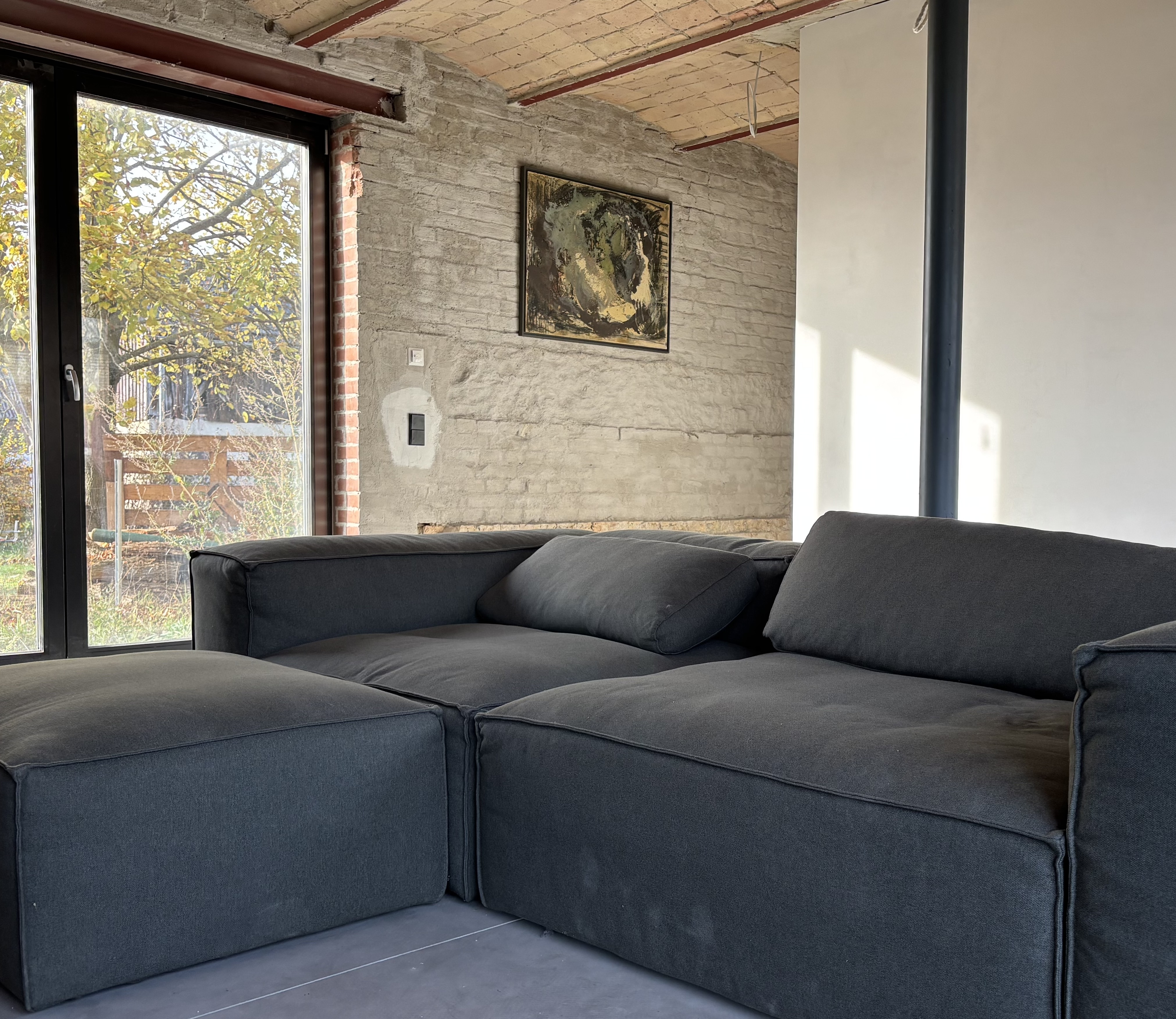 Uhrentausch in einem modernen Museumsbau