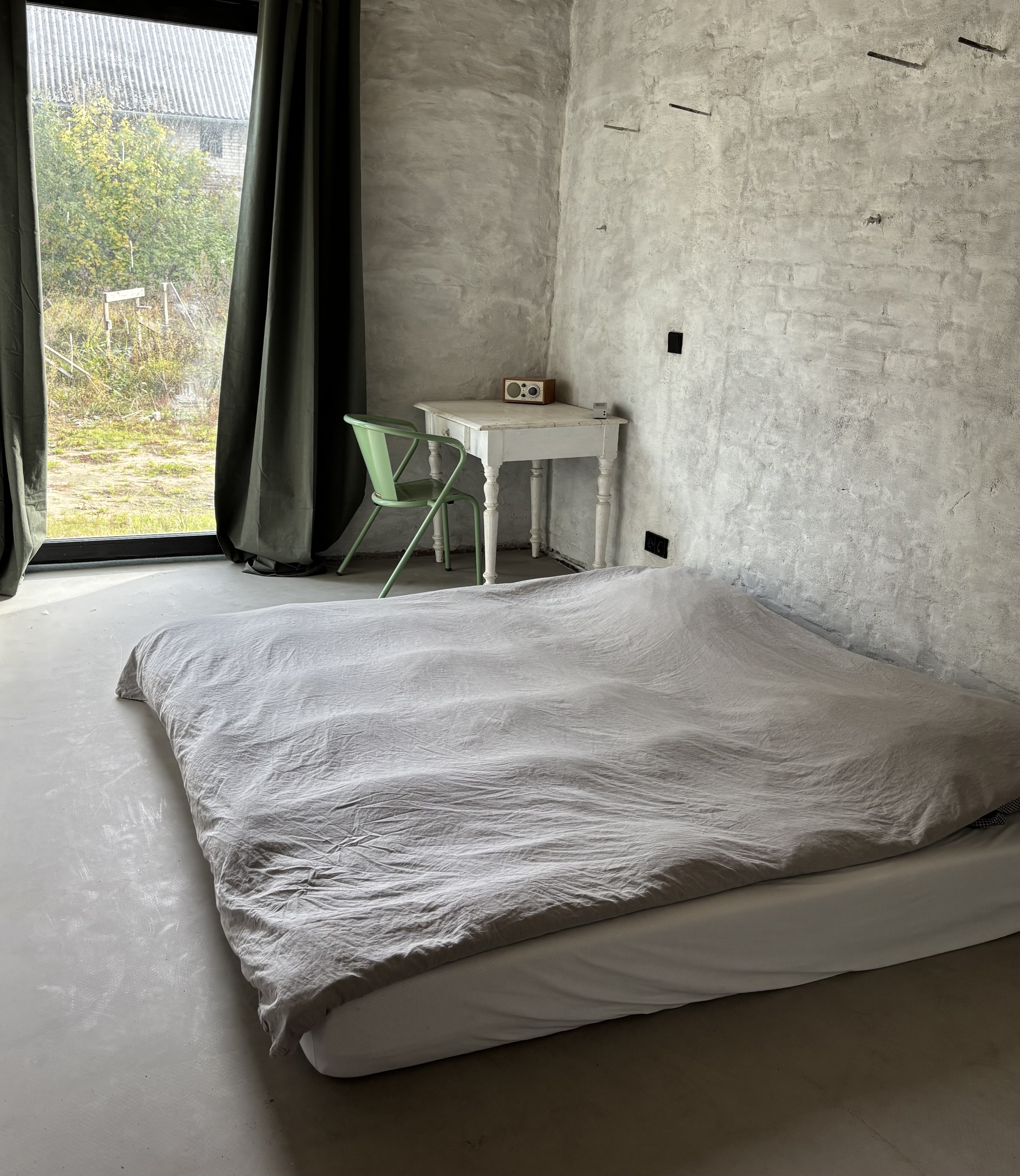 Uhrentausch in einem modernen Museumsbau